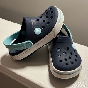 Toddlers 8-9 Navy and Carolina Blue Crocs